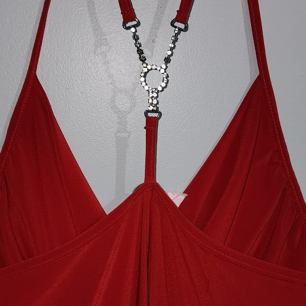 Red dress. - Picture 3 of 4